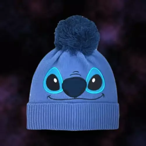 Bonnets chez BDFancomics à Nyon Bonnet Stitch bleu à pompon (Lilo & Stitch), sur fond étoilé violet